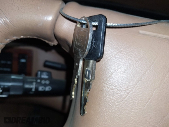 1995 Cadillac DeVille z VIN 1G6KD52B0SU247994, wystawiony jako IAAI lot #42310309 z przebiegiem 137 455 mil mil oraz . Historia ofert i sprzedaży dostępna na DreamBid. Obrazek 11.