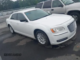 2013 Chrysler 300 z VIN 2C3CCAAG6DH709723, wystawiony jako IAAI lot #42429336 z przebiegiem 187 479 mil mil oraz . Historia ofert i sprzedaży dostępna na DreamBid. Obrazek 1.