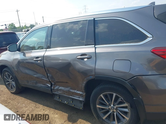 2019 Toyota Highlander SE z VIN 5TDJZRFHXKS586184, wystawiony jako IAAI lot #42414798 z przebiegiem 165 814 mil mil oraz . Historia ofert i sprzedaży dostępna na DreamBid. Obrazek 14.