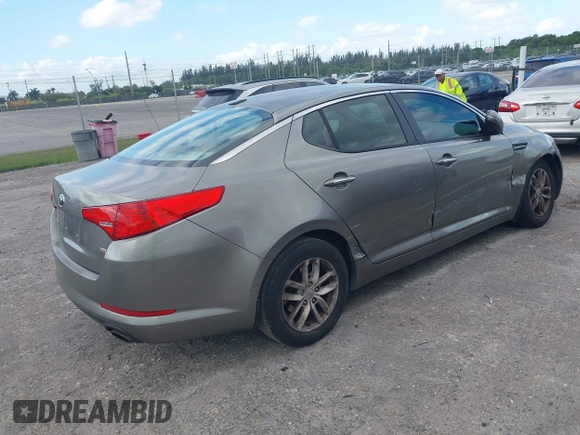 2013 Kia Optima LX z VIN 5XXGM4A74DG147688, wystawiony jako IAAI lot #42127503 z przebiegiem 148 705 mil mil oraz . Historia ofert i sprzedaży dostępna na DreamBid. Obrazek 4.