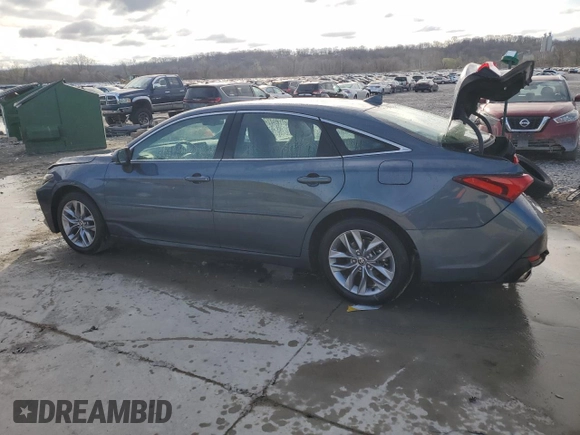 2021 Toyota Avalon XLE z VIN 4T1JZ1FBXMU057308, wystawiony jako Copart lot #49212655 z przebiegiem 47 844 mil mil oraz Szkoda całkowita • Salvage title. Historia ofert i sprzedaży dostępna na DreamBid. Obrazek 2.