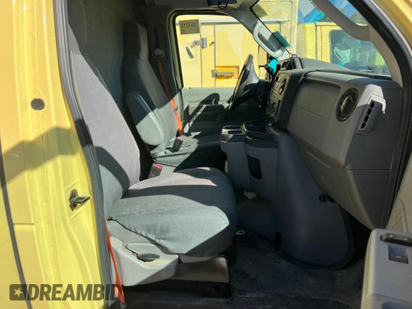 2019 Ford Econoline Commercial z VIN 1FDXE4FS9KDC52269, wystawiony jako Copart lot #48694385 z przebiegiem 150 000 mil mil oraz Tytuł czysty. Historia ofert i sprzedaży dostępna na DreamBid. Obrazek 6.