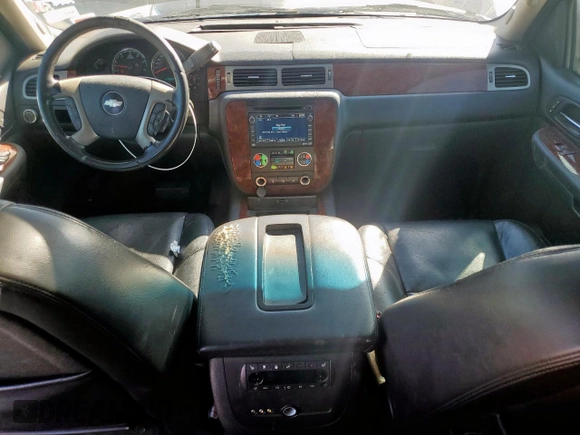 2009 Chevrolet Suburban LTZ with VIN 1GNFC36099R206170, listed as a Copart auction lot 46954815 with 272,788 mi miles and Clean title. Bid and sale history available at DreamBid. Image 8.