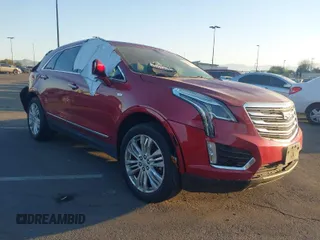 2019 Cadillac XT5 Premium Luxury FWD z VIN 1GYKNERS4KZ174349, wystawiony jako IAAI lot #41614364 z przebiegiem 104 979 mil mil oraz . Historia ofert i sprzedaży dostępna na DreamBid. Obrazek 1.
