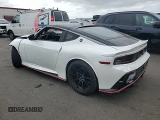 2024 Nissan Z Nismo z VIN JN1BZ4CH7RM362763, wystawiony jako Copart lot #71662764 z przebiegiem 3339 mil mil oraz Szkody całkowita. Historia ofert i sprzedaży dostępna na DreamBid. Obrazek 2.