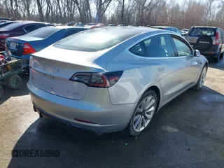 2018 Tesla Model 3 Long Range Battery z VIN 5YJ3E1EB3JF117007, wystawiony jako IAAI lot #41753572 z przebiegiem 82 444 mil mil oraz . Historia ofert i sprzedaży dostępna na DreamBid. Obrazek 4.