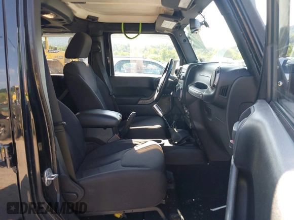 2013 Jeep Wrangler Unlimited Sport z VIN 1C4HJWDG9DL510121, wystawiony jako IAAI lot #42389944 z przebiegiem 84 390 mil mil oraz . Historia ofert i sprzedaży dostępna na DreamBid. Obrazek 5.