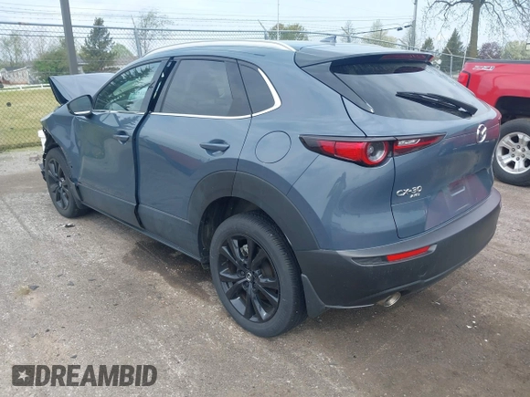 2024 Mazda CX-30 Premium z VIN 3MVDMBDY7RM613744, wystawiony jako IAAI lot #42127815 z przebiegiem 8 889 mil mil oraz . Historia ofert i sprzedaży dostępna na DreamBid. Obrazek 3.