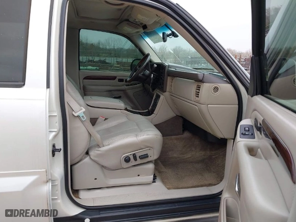 2002 Cadillac Escalade EXT with VIN 3GYEK63N82G313753, listed as a IAAI auction lot 41770420 with 233994 miles. Bid and sale history available at carsss.com. Image 5.