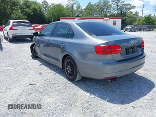 2014 Volkswagen Jetta S z VIN 3VW2K7AJ6EM253571, wystawiony jako IAAI lot #42186222 z przebiegiem 171 518 mil mil oraz . Historia ofert i sprzedaży dostępna na DreamBid. Obrazek 3.
