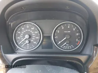 2007 BMW 3 Series 328xi z VIN WBAVC93517K033593, wystawiony jako IAAI lot #42137856 z przebiegiem Nie podano mil oraz . Historia ofert i sprzedaży dostępna na DreamBid. Obrazek 7.