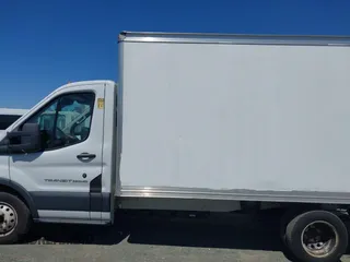 2018 Ford Transit z VIN 1FDBF8ZM6JKA62161, wystawiony jako IAAI lot #42468263 z przebiegiem 70 057 mil mil oraz . Historia ofert i sprzedaży dostępna na DreamBid. Obrazek 14.