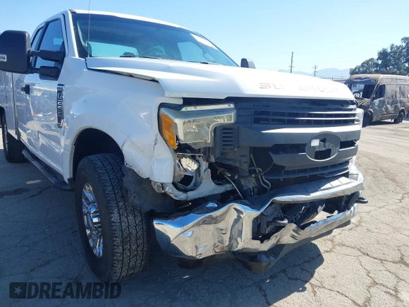 2017 Ford F-250 XL z VIN 1FD7X2A62HEB54633, wystawiony jako IAAI lot #42272440 z przebiegiem 76 521 mil mil oraz . Historia ofert i sprzedaży dostępna na DreamBid. Obrazek 6.