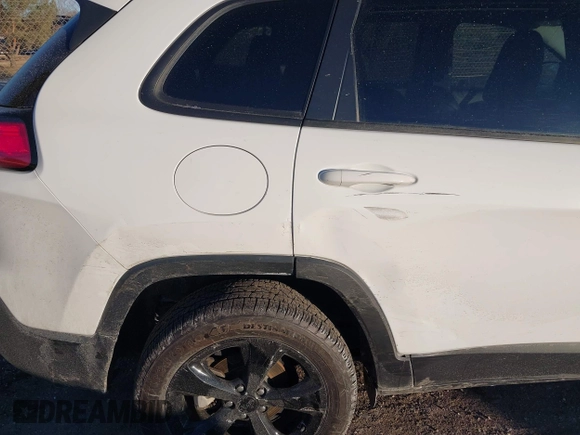 2019 Jeep Cherokee Latitude Plus with VIN 1C4PJLLN3KD286488, listed as a IAAI auction lot 41442153 with 100,386 mi miles and . Bid and sale history available at DreamBid. Image 18.