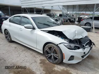 2024 BMW 3 Series 330i z VIN 3MW69FF09R8E25260, wystawiony jako IAAI lot #42094545 z przebiegiem 17 664 mil mil oraz . Historia ofert i sprzedaży dostępna na DreamBid. Obrazek 1.