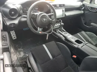 2024 Toyota 86 Premium z VIN JF1ZNBE16R8756183, wystawiony jako Copart lot #52332415 z przebiegiem 6310 mil mil oraz Szkody całkowita. Historia ofert i sprzedaży dostępna na DreamBid. Obrazek 8.