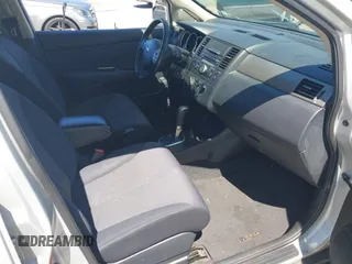 2009 Nissan Versa S z VIN 3N1BC13E09L372132, wystawiony jako IAAI lot #42314068 z przebiegiem 135 829 mil mil oraz . Historia ofert i sprzedaży dostępna na DreamBid. Obrazek 5.