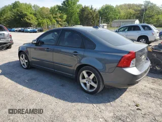 2008 Volvo S40 2.4L z VIN YV1MS382282382674, wystawiony jako Copart lot #55022625 z przebiegiem 116 132 mil mil oraz Szkoda całkowita • Salvage title. Historia ofert i sprzedaży dostępna na DreamBid. Obrazek 2.