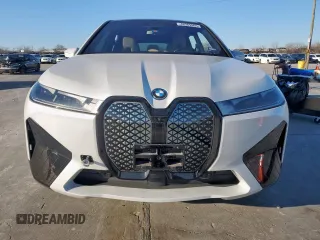 2024 BMW iX xDrive50 z VIN WB523CF08RCP70639, wystawiony jako Copart lot #46369565 z przebiegiem 13 783 mil mil oraz Czysty tytuł • Clean title. Historia ofert i sprzedaży dostępna na DreamBid. Obrazek 5.