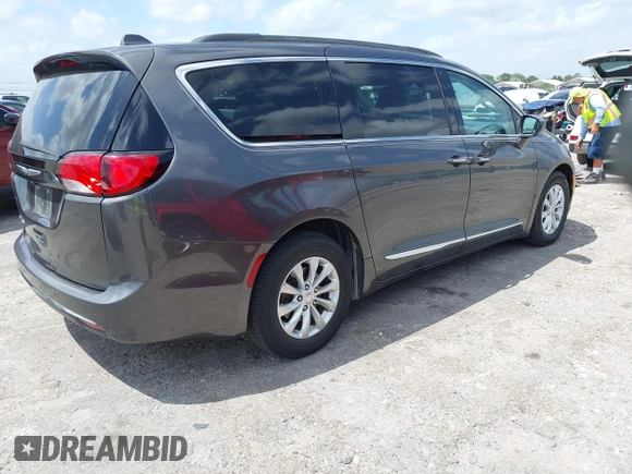 2017 Chrysler Pacifica Touring L z VIN 2C4RC1BG9HR613024, wystawiony jako IAAI lot #42112148 z przebiegiem 125 898 mil mil oraz . Historia ofert i sprzedaży dostępna na DreamBid. Obrazek 4.