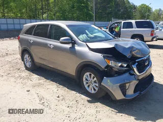 2019 Kia Sorento LX z VIN 5XYPG4A57KG494222, wystawiony jako IAAI lot #42060555 z przebiegiem 135 271 mil mil oraz . Historia ofert i sprzedaży dostępna na DreamBid. Obrazek 1.