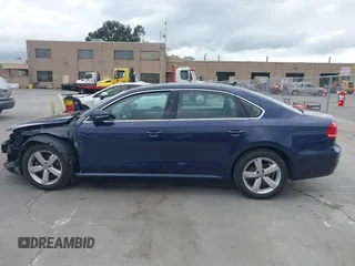 2012 Volkswagen Passat SE z VIN 1VWBP7A39CC056590, wystawiony jako IAAI lot #41879975 z przebiegiem 76 125 mil mil oraz . Historia ofert i sprzedaży dostępna na DreamBid. Obrazek 15.
