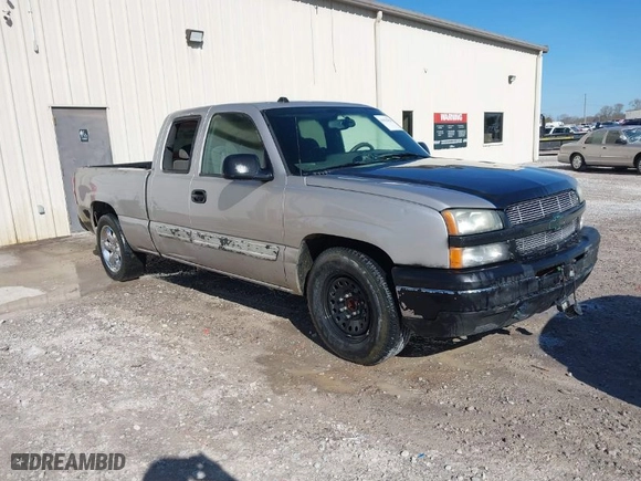 2004 Chevrolet Silverado 1500 LS with VIN 2GCEC19V841218120, listed as a IAAI auction lot 41812918 with 272,420 mi miles. Bid and sale history available at carsss.com. Image 1.