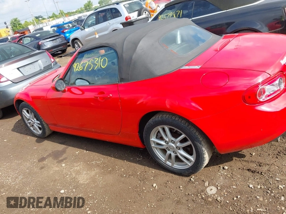 2011 Mazda MX-5 Miata Sport z VIN JM1NC2JF7B0218824, wystawiony jako IAAI lot #42675310 z przebiegiem 137 493 mil mil oraz . Historia ofert i sprzedaży dostępna na DreamBid. Obrazek 14.