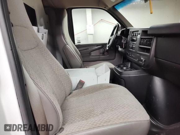2015 Chevrolet Express Cargo z VIN 1GCZGTCG8F1152043, wystawiony jako IAAI lot #42889455 z przebiegiem 91 058 mil mil oraz . Historia ofert i sprzedaży dostępna na DreamBid. Obrazek 17.