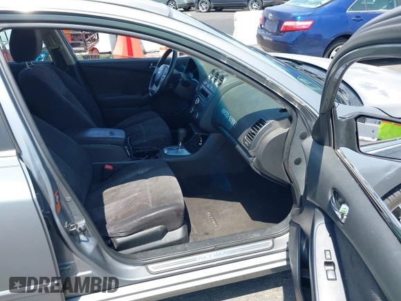 2009 Nissan Altima S z VIN 1N4AL21EX9N524828, wystawiony jako IAAI lot #42425169 z przebiegiem 233 927 mil mil oraz . Historia ofert i sprzedaży dostępna na DreamBid. Obrazek 5.