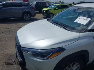 2023 Toyota Corolla Cross LE z VIN 7MUCAAAG5PV061045, wystawiony jako IAAI lot #42173012 z przebiegiem 54 464 mil mil oraz . Historia ofert i sprzedaży dostępna na DreamBid. Obrazek 6.