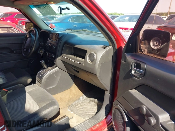 2014 Jeep Patriot Altitude z VIN 1C4NJPBA1ED550051, wystawiony jako IAAI lot #42384798 z przebiegiem 126 751 mil mil oraz . Historia ofert i sprzedaży dostępna na DreamBid. Obrazek 5.
