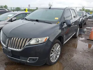 2013 Lincoln MKX z VIN 2LMDJ8JK4DBL30807, wystawiony jako IAAI lot #42199404 z przebiegiem 153 475 mil mil oraz . Historia ofert i sprzedaży dostępna na DreamBid. Obrazek 2.