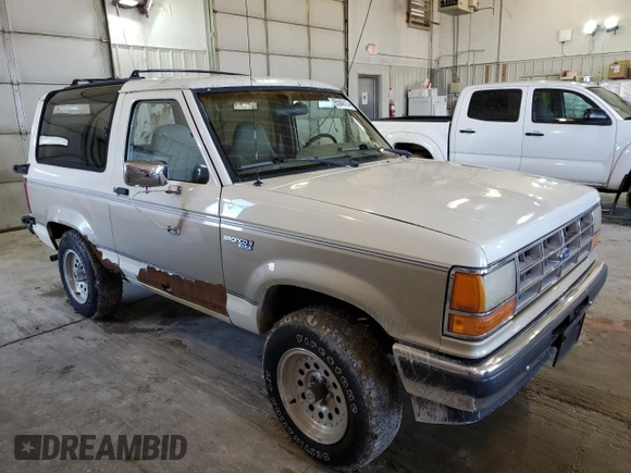 1990 Ford Bronco z VIN 1FMCU14T9LUA62663, wystawiony jako Copart lot #85040114 z przebiegiem 9 963 mil mil oraz Czysty tytuł • Clean title. Historia ofert i sprzedaży dostępna na DreamBid. Obrazek 4.