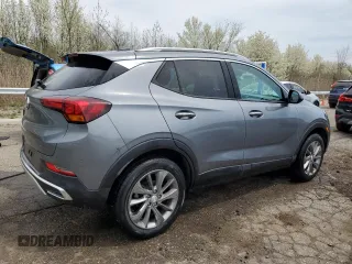 2021 Buick Encore GX Essence z VIN KL4MMGSL6MB154142, wystawiony jako Copart lot #54700345 z przebiegiem 86 638 mil mil oraz Czysty tytuł • Clean title. Historia ofert i sprzedaży dostępna na DreamBid. Obrazek 3.