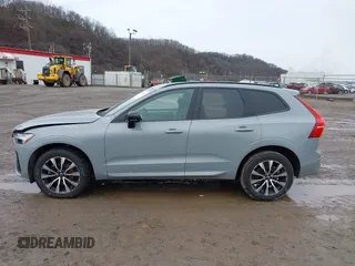 2024 Volvo XC60 Plus Dark Theme z VIN YV4L12RL3R1757157, wystawiony jako IAAI lot #41732352 z przebiegiem 11 056 mil mil oraz . Historia ofert i sprzedaży dostępna na DreamBid. Obrazek 15.