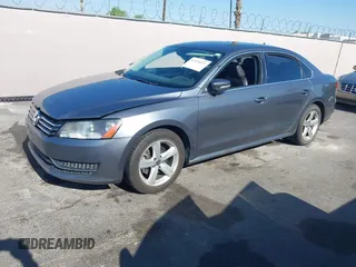 2013 Volkswagen Passat SE z VIN 1VWBP7A34DC075453, wystawiony jako IAAI lot #42315237 z przebiegiem 174 479 mil mil oraz . Historia ofert i sprzedaży dostępna na DreamBid. Obrazek 6.