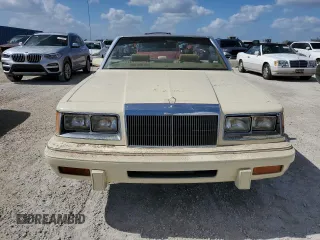 1986 Chrysler LeBaron z VIN 1C3BC55D0GG153072, wystawiony jako Copart lot #77865854 z przebiegiem 74 922 mil mil oraz Szkoda całkowita • Salvage title. Historia ofert i sprzedaży dostępna na DreamBid. Obrazek 5.