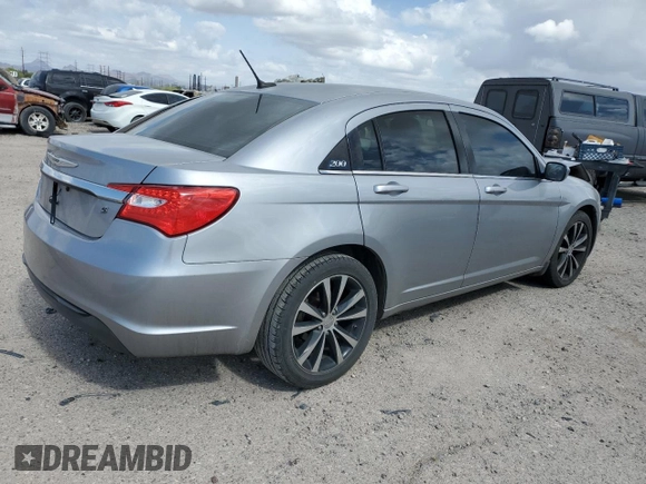 2014 Chrysler 200 Touring z VIN 1C3CCBBGXEN150223, wystawiony jako Copart lot #55494215 z przebiegiem 178 750 mil mil oraz Szkody całkowita. Historia ofert i sprzedaży dostępna na DreamBid. Obrazek 3.