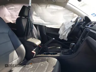 2019 Volkswagen Passat SE R-Line z VIN 1VWMA7A31KC000846, wystawiony jako IAAI lot #41840659 z przebiegiem 70 486 mil mil oraz . Historia ofert i sprzedaży dostępna na DreamBid. Obrazek 5.