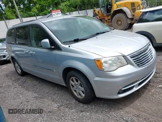 2011 Chrysler Town & Country Touring z VIN 2A4RR5DG6BR734856, wystawiony jako IAAI lot #42295063 z przebiegiem 139 741 mil mil oraz . Historia ofert i sprzedaży dostępna na DreamBid. Obrazek 1.