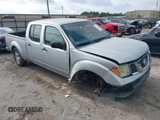 2007 Nissan Frontier SE z VIN 1N6AD09U07C449358, wystawiony jako IAAI lot #42343788 z przebiegiem 162 805 mil mil oraz . Historia ofert i sprzedaży dostępna na DreamBid. Obrazek 1.