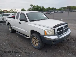 2005 Dodge Dakota SLT z VIN 1D7HW42N25S220436, wystawiony jako IAAI lot #42345700 z przebiegiem 119 010 mil mil oraz . Historia ofert i sprzedaży dostępna na DreamBid. Obrazek 1.