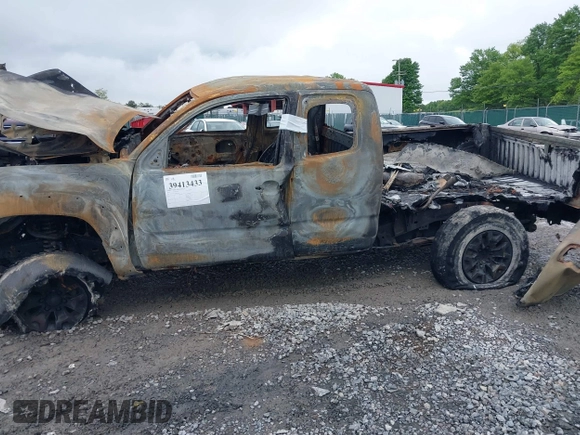 2015 Toyota Tacoma z VIN 5TFUX4EN3FX036158, wystawiony jako IAAI lot #39413433 z przebiegiem 126 878 mil mil oraz . Historia ofert i sprzedaży dostępna na DreamBid. Obrazek 6.