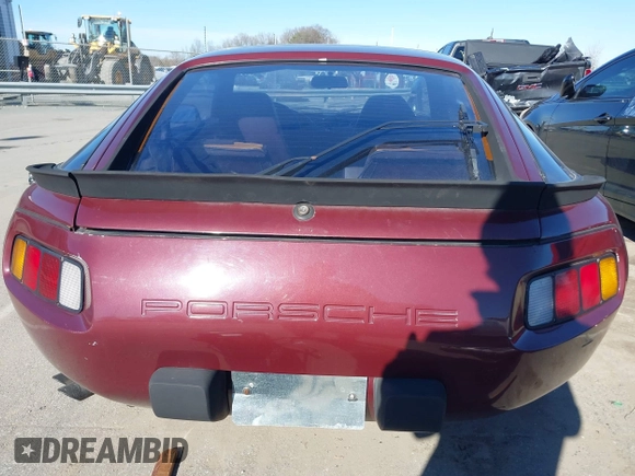 1984 Porsche 928 z VIN WP0JB0925ES860300, wystawiony jako IAAI lot #41581309 z przebiegiem 115 151 mil mil oraz . Historia ofert i sprzedaży dostępna na DreamBid. Obrazek 15.