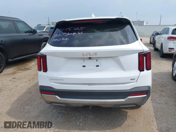 2024 Kia Sorento S z VIN 5XYRLDJC9RG292270, wystawiony jako IAAI lot #42316441 z przebiegiem 25 657 mil mil oraz . Historia ofert i sprzedaży dostępna na DreamBid. Obrazek 16.