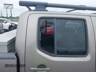 2008 Nissan Frontier SE z VIN 1N6AD07U78C403143, wystawiony jako IAAI lot #42211053 z przebiegiem 369 349 mil mil oraz . Historia ofert i sprzedaży dostępna na DreamBid. Obrazek 6.