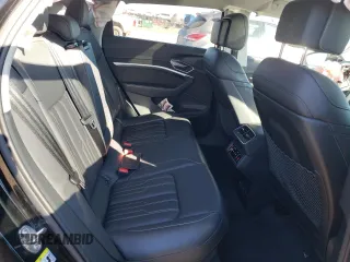 2019 Audi e-tron Prestige z VIN WA1VAAGE1KB010323, wystawiony jako Copart lot #68242952 z przebiegiem 27 138 mil mil oraz . Historia ofert i sprzedaży dostępna na DreamBid. Obrazek 10.