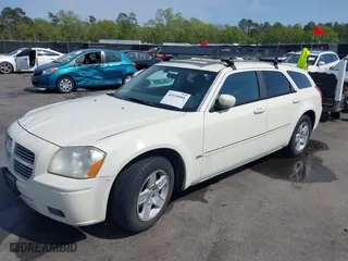 2005 Dodge Magnum SE with VIN 2D4FV48V85H648064, listed as a IAAI auction lot 41930901 with 213,453 mi miles. Bid and sale history available at carsss.com. Image 2.