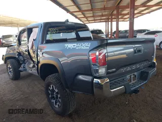 2022 Toyota Tacoma SR z VIN 3TYCZ5AN1NT062445, wystawiony jako IAAI lot #41967336 z przebiegiem Nie podano mil oraz . Historia ofert i sprzedaży dostępna na DreamBid. Obrazek 3.